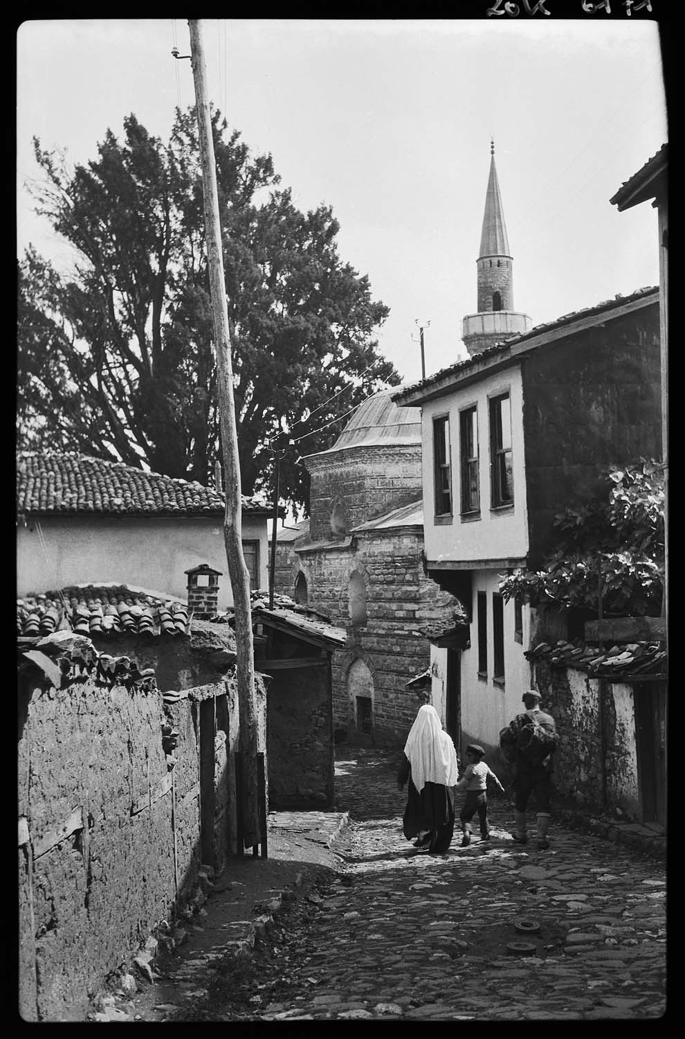 Rue bordée de maisons anciennes à proximité d'une mosquée